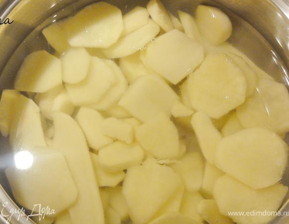 Имбирь необходимо залить двумя стаканами воды (500мл.)так, чтобы полностью закрыть его. Поставить на огонь и варить один час. Имбирь станет мягким, а заодно уйдет и лишняя жгучесть.