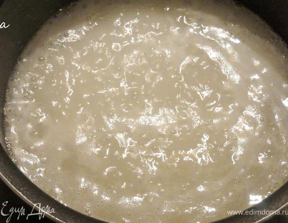 В это время сварите сироп. Залейте сахар водой (125 мл.) и доведите до кипения.