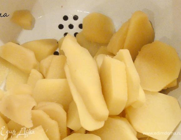 Отваренный имбирь нужно откинуть на дуршлаг и дать стечь воде.