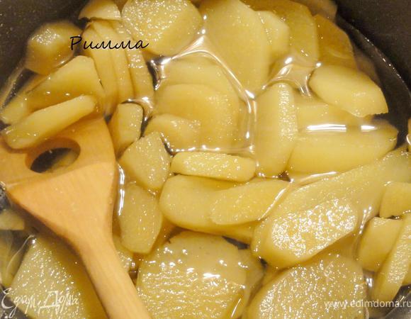 Затем следует переложить имбирь в сироп. Варить в сахарном сиропе следует на сильном огне приблизительно также час. Следите, за тем , чтобы все кусочки были в сиропе, имбирь имеет свойство темнеть.
