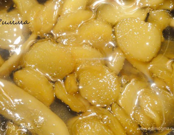 Когда имбирь станет почти прозрачным, его можно вынимать из сиропа.