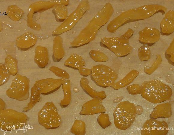 Разложить на пергаментной бумаге и дать ему остыть и немного подсохнуть. Если вы хотите использовать его в шоколадных изделиях, то просто подсушите его.