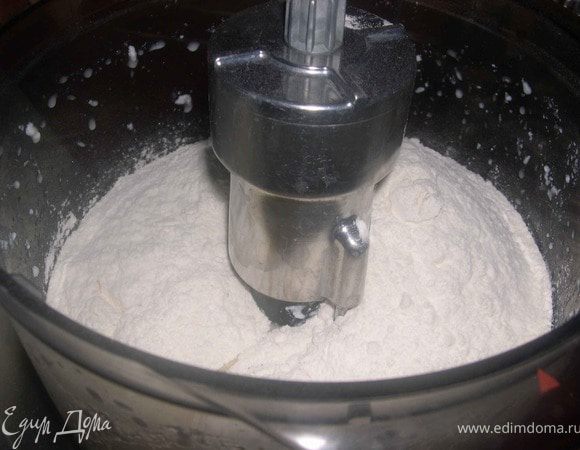 Добавляем просеянные муку,крахмал и соду(гашеную в уксусе),соль.