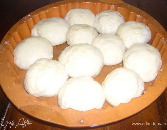 Формируем из теста булочки.Кладем их в форму,рядышком друг с другом и смазываем яйцом.