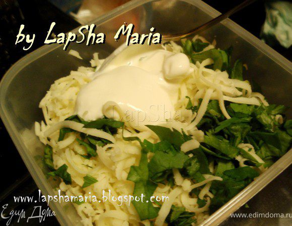 Натереть сыр на крупной терке, нашинковать шпинат, добавить сметану.