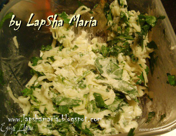 Всё перемешать. Попробовать, если не хватает соли, то добавить. 