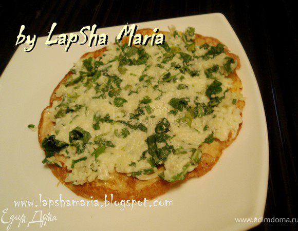 Яйцо взбить вилкой с солью и перцем. Выпечь тонкий яичный блинчик на небольшой сковороде до золотистости с двух сторон. Выложить не него сырную начинку и завернуть в рулет.