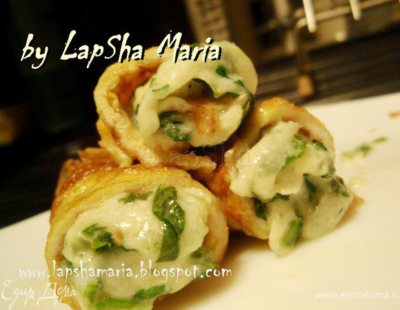 Духовку разогреть до 180-200 С, положить рулет швом вниз на противень. Запекать минут 7-10 до расплавления сыра. Готовый рулет нарезать на три части. И можно подавать. Приятного аппетита! 