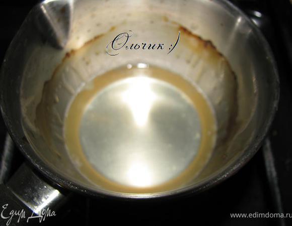 Варим сироп из указанных ингридиентов. Кисточкой пропитываем сиропом каждый кусочек нашего купола.