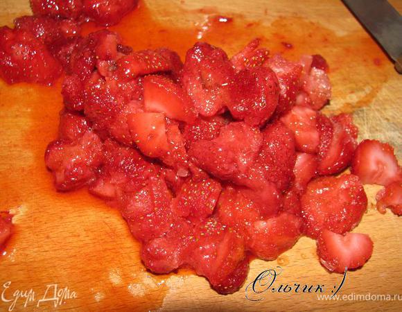 Режем клубнику на небольшие кусочки. Бананы - шайбочками.