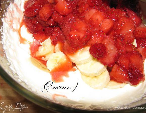 Желатин заливаем водой, затем распускаем его на водяной бане. Сливки взбиваем миксером, постепенно добавляем сахарную пудру, затем - сок лимона. Когда сливки загустеют, вливаем тонкой струйкой распущенный желатин, продолжаем взбивать еще минуту. Высыпаем в крем клубнику и банан, аккуратно перемешиваем.