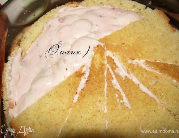 Выкладываем крем в бисквитный купол, закрываем оставшимися кусочками бисквита. Ставим в холодильник минимум на 4 часа. (У меня столько времени не было, поэтому я поставила в морозилку на 15 минут, затем на час в холодильник)