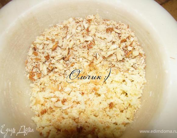 Варим глазурь из перечисленных ингридиентов, даем остыть. Измельчаем оставшийся бисквит (у меня осталось 2 кусочка) и миндаль в крошку. 