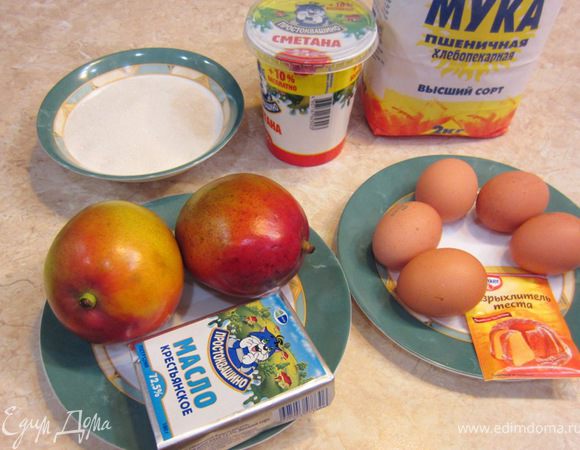 Больше всего в этом рецепте меня удивила сметана. В нее всего лишь был добавлен сахар и она горячей была налита на корж. И каково было мое удивление, что получился очень вкусный крем, напоминающий сыр Маскарпоне, который в итоге застыл, придав завершенность пирогу.