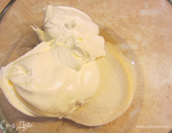 --- Сначала приготовим крем ---
Положите сахар и сметану в отдельную емкость