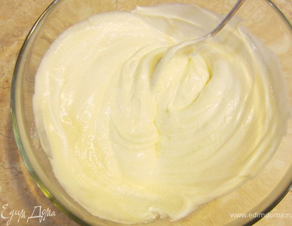 Хорошо размешайте смесь. Подождите с пол часа или больше и смешайте еще раз (как раз к концу приготовления коржа).