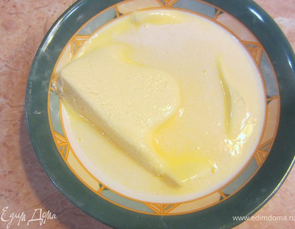 Растопите масло до жидкого состояния. Не переусердствуйте, чтобы жир не отделился от твердых частей.