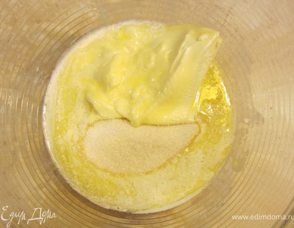 Смешайте масло с сахаром.