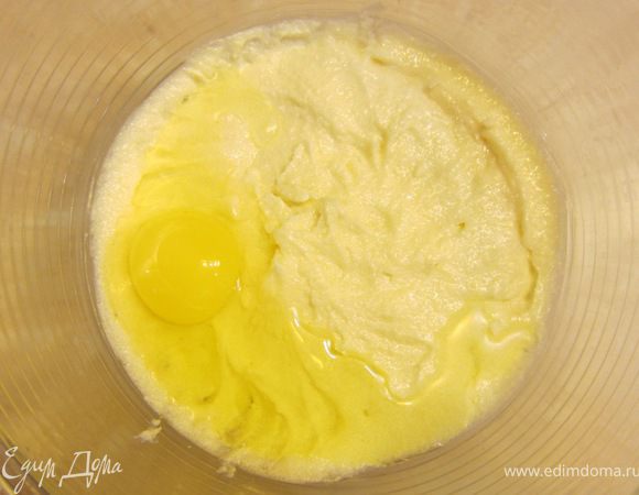 Разбейте одно яйцо в будущее тесто и хорошенько взбейте венчиком. Добавляйте по-одному яйца и взбивайте венчиком.