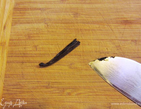 Разрежьте стручок ванили и выскребите семена. Положите семена в будущее тесто.