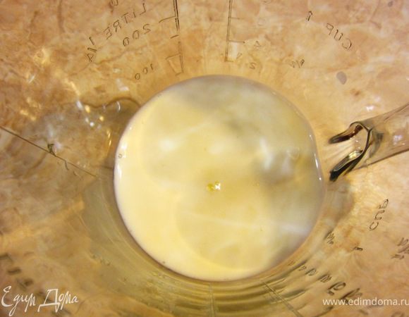 Возьмите 50 грамм молока и добавьте в тесто.