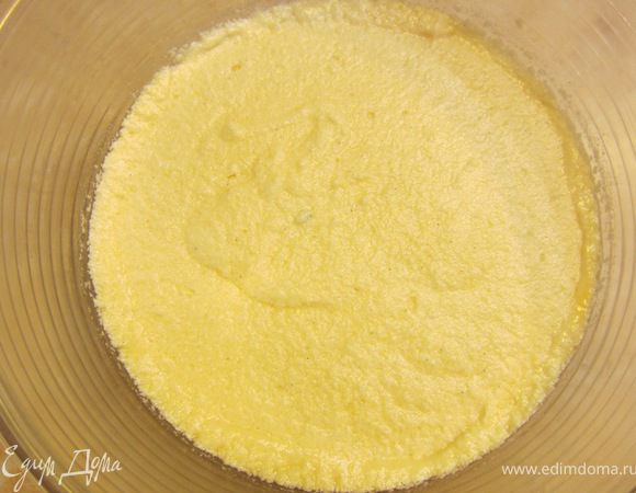 Еще раз все хорошенько размешайте. Основа для теста будет выглядеть как свернувшееся. Так и должно быть, не волнуйтесь. Добавьте разрыхлитель.