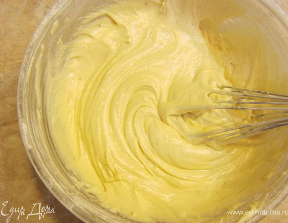 Возьмите сито для муки и всыпайте через сито муку в тесто небольшими порциями, при этом тщательно вмешивая муку в тесто. Повторяйте процедуру, пока вся мука не закончится. На этот раз вы увидите эластичное полужидкое тесто.