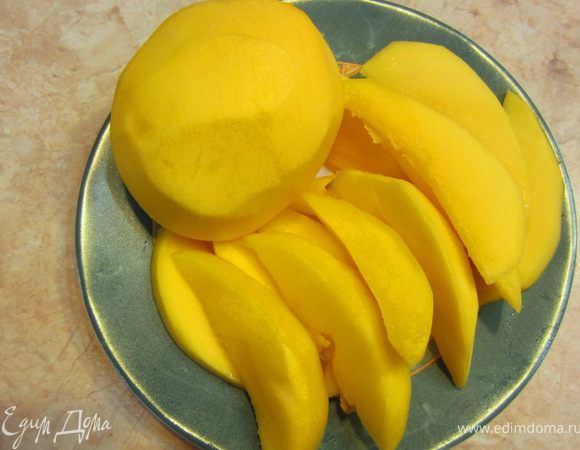 Теперь порежьте фрукты как вам удобно. В этот раз мы порезали их дольками, а можно было порезать кубиками.