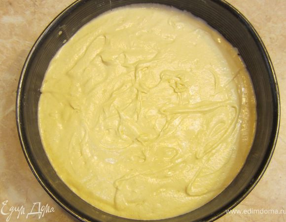 Фрукты можно добавлять двумя способами: либо вмешать в тесто, либо затем воткнуть в него. В этот раз мы выбрали второй вариант. На этом шаге вылейте тесто в форму.