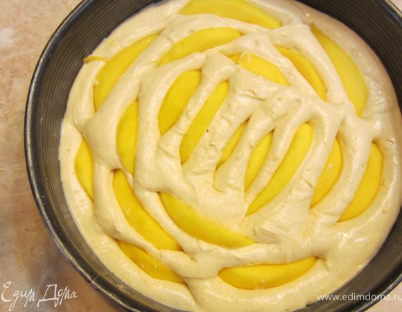 Воткните дольки манго по всей площади. Не старайтесь их спрятать в тесте, тесто все поднимется при запекании и все равно полностью закроет манго.