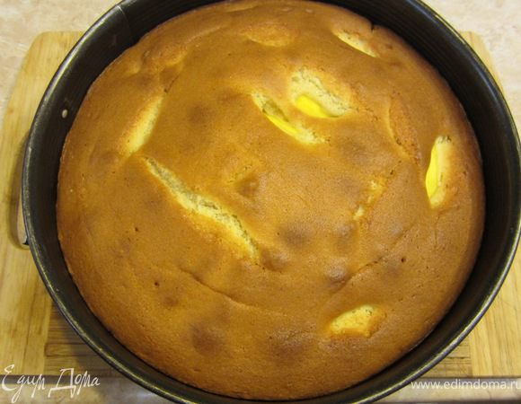 Запекайте корж в предварительно разогретой до 180 градусов духовке в течение 30-40 минут. Проверка на готовность - сухая спичка, высунутая из коржа.