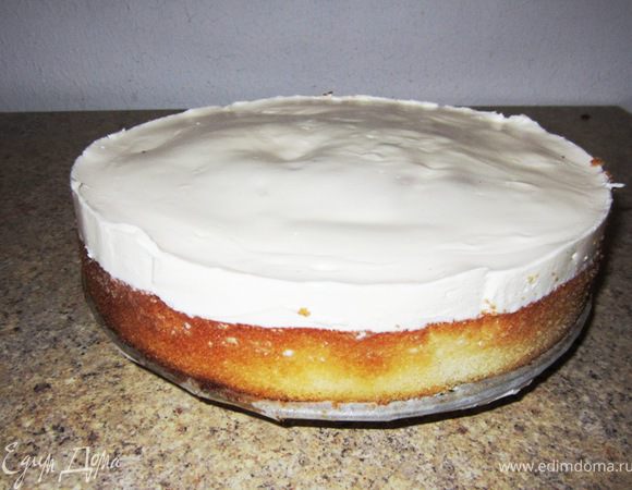 Чтобы вытащить пирог из формы - проведите ножом вдоль стенок формы, чтобы отделить корж и сметанный крем от стенок. Разберите форму. Аккуратно удалите бумагу и выложите пирог на блюдо.