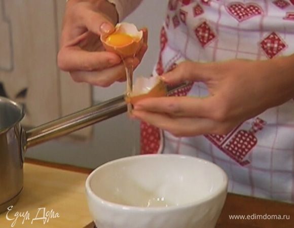 Белки отделить от желтков.