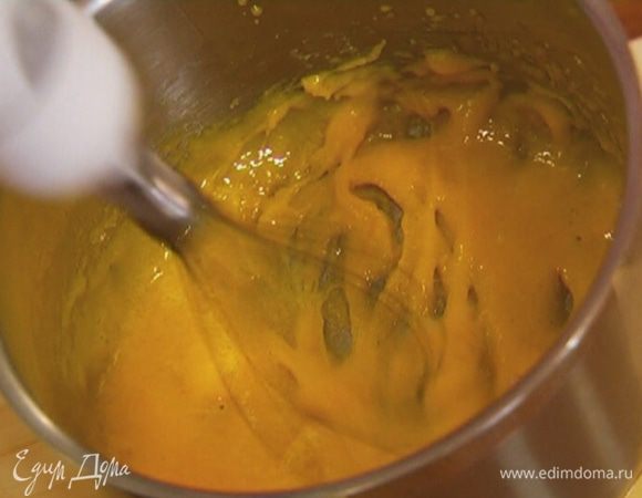 В небольшой кастрюле смешать желтки с 60 г сахара и взбить миксером.