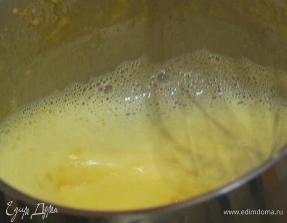 Непрерывно помешивая венчиком, влить к желткам горячее молоко, поставить на огонь и, продолжая помешивать, прогревать до получения однородной, гладкой массы.