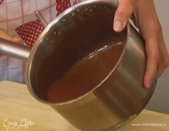 Снять кастрюлю с огня, добавить шоколад и вымешивать до полного растворения шоколада. Готовый крем остудить в холодильнике.