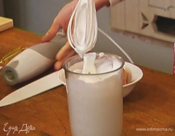 Белки взбить миксером, понемногу всыпая оставшийся сахар.