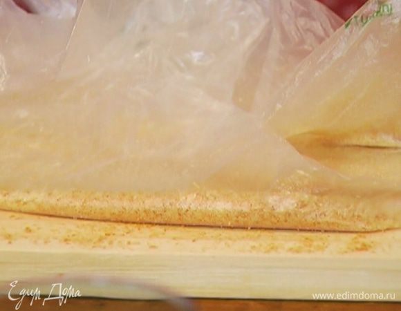 Печенье измельчить в мелкую крошку.