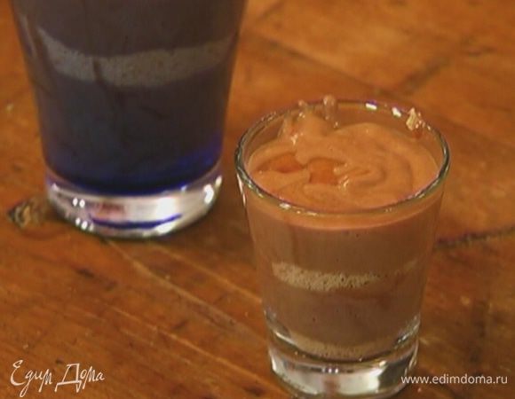 Слоями выложить в стаканы бисквитную крошку и шоколадный мусс, затем отправить в холодильник.