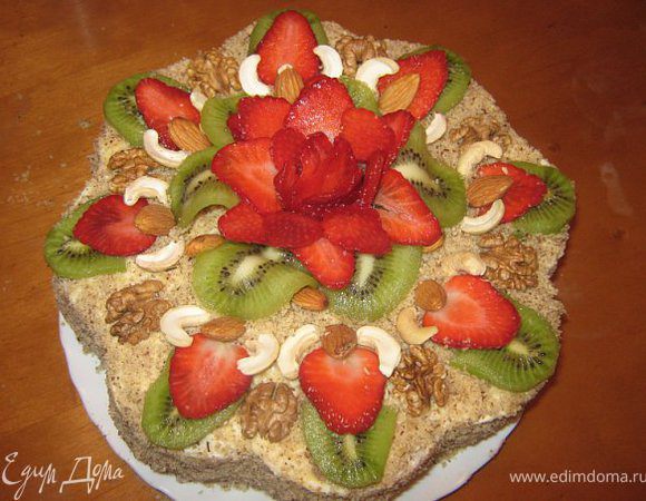 Коржи должны пропитаться примерно в течении 30-40 минут, чтобы лучше пропитывались, можно понадкалывать поверхность вилкой. Пока коржи пропитываются можно сделать крем и подготовить украшение. Крем у меня самый простой - взбитое слив. масло со сгущёнкой. Теперь сборка. Между коржами прослойка из крема и тоненько порезанных фруктов. Собранный торт по всем поверхностям покрыть оставшимся кремом и посыпать ореховой крошкой. Украсить клубникой, киви и орехами. Хотя украшения могут быть самыми разными, на ваш вкус и фантазию.   