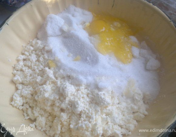 в отдельной посуде,смешать начинку