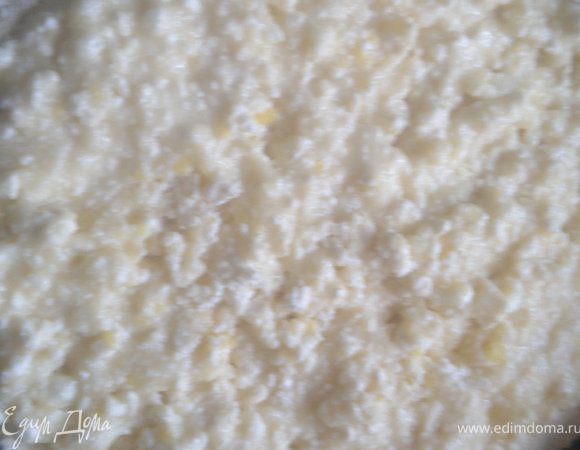 на него очень акуратно распределяем начинку( немножко будет трудно)