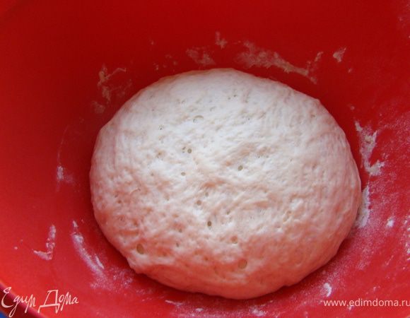 Просейте в глубокую миску муку, добавьте соль, сахар и масло. Молоко смешайте с водой и подогрейте в СВЧ до теплого состояния. Растворите там дрожжи. Влейте эту смесь в миску с остальными ингредиентами. Замесите тесто. Если нужно, добавьте немного муки. Тесто не должно прилипать к рукам. Накрывает крышкой или полотенцем и ставим теплое место минут на 40. 