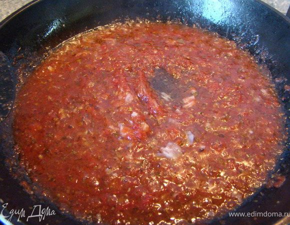 Для соуса берем томатный соус (у меня домашний), выливаем его на сковороду и добавляем немного подсолнечного масла. Выдавливаем пару зубчиков чеснока, добавляем орегано и увариваем на маленьком огне до более густой консистенции. 