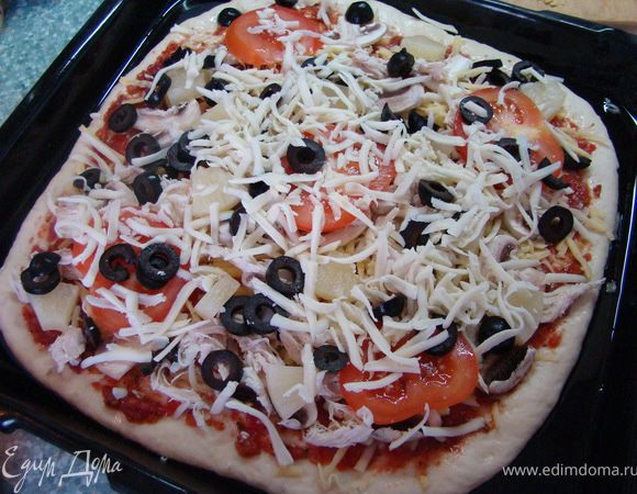 Достаньте тесто, выложите на противен, предварительно смазав его оливковым маслом. распределите тесто в нужную Вам форму. Смажьте соусом и выложите топпинг. 
