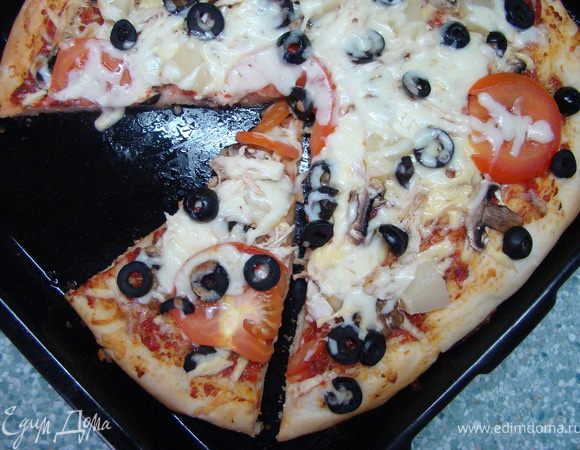 В разогретой духовке до 200С держать, пока не подрумянятся края теста. 