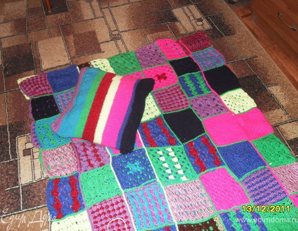 Не выдержала, хотела показать Вам всем фото одеяло, связанного в стиле пэтчворк крючком чуть позже,но, опять же но, не судите строго, люблю хвалится проделанной работой, по русски говоря, по выпендриваться, я думаю, каждый любит поделится с другом чем-то особенным. Вязала 8 месяцев, еще не закончила! Знаете, в голове так и звучит мужской голос, тот, который озвучивал мультфильм "Снежная королева": "Все лето и осень Герда вязала теплое одеяло и она искренне верила, нити те волшебные" А, может это начало новой сказки. Хватит, я, к примеру, устала от Гарри Поттера. 