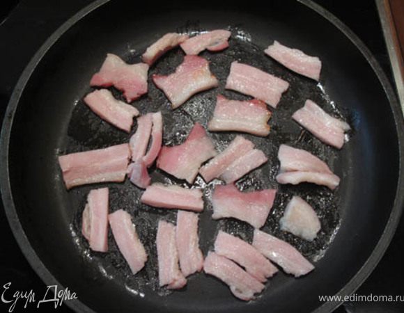 Чечевицу отварить до готовности.

Обжарить грудинку на разогретой сковороде и выложить на бумажное полотенце.
