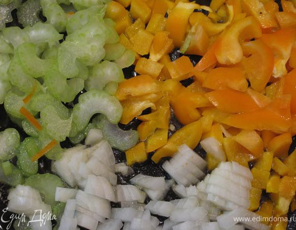 В этой  же сковороде на оливковом масле обжарить лук, сладкий перец и сельдерей.

Посолить, поперчить, всыпать сахар, влить бальзамический уксус, перемешать и подержать на огне еще пару минут.