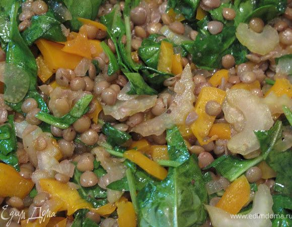 Выложить чечевицу, все перемешать.

Добавить шпинат, накрыть крышкой и подержать на огне пару минут